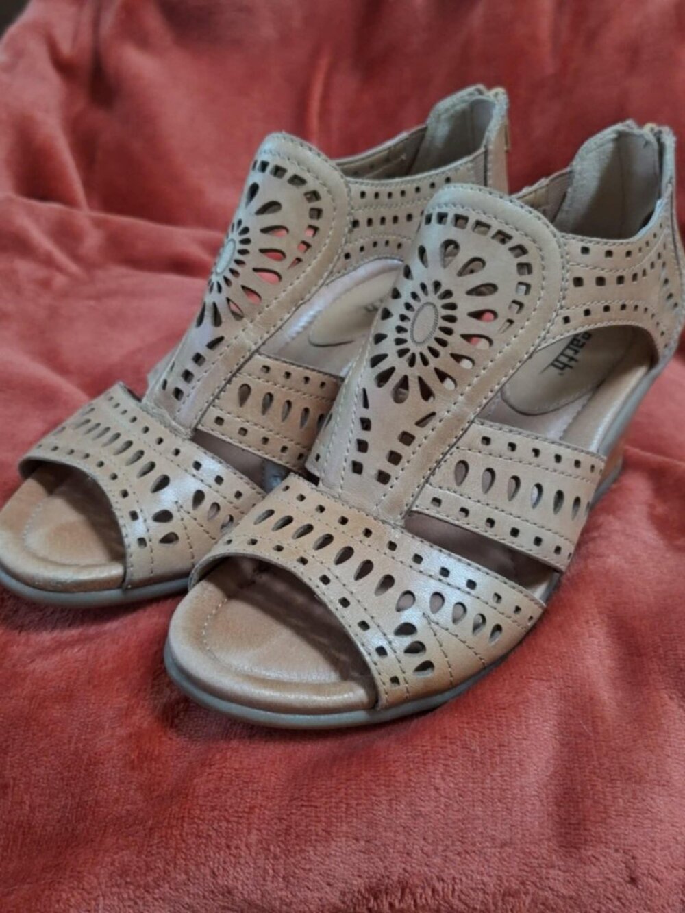 Earth 'Attalea Barbuda' tan cut-out leather wedge sandals w/back zippers, size 8